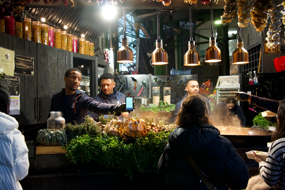 Özenle hazırlanmış bir fincan Türk kahvesi ve yanında lokum